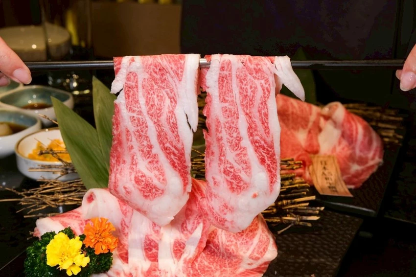 台中火鍋高CP值推薦！匠極緻鍋物A5和牛火鍋千元有找，再送帝王蟹二吃。