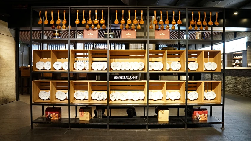 西門打狗霸「一鍋兩吃」新潮吃法，椒香辣子雞與花雕雞鍋雙重滿足。