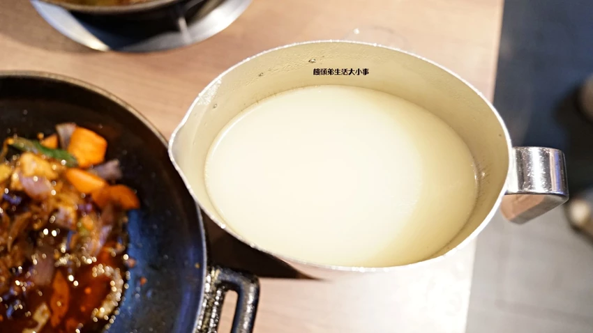 西門打狗霸「一鍋兩吃」新潮吃法，椒香辣子雞與花雕雞鍋雙重滿足。