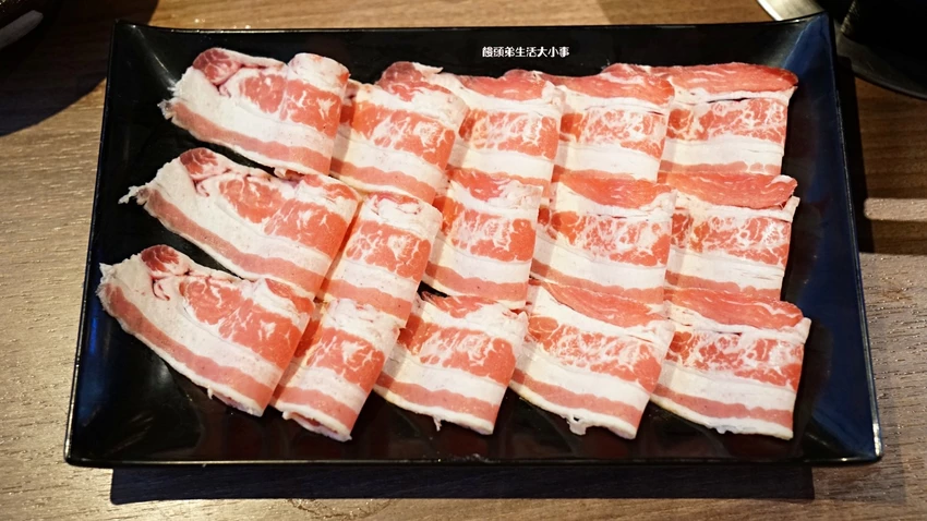 西門打狗霸「一鍋兩吃」新潮吃法，椒香辣子雞與花雕雞鍋雙重滿足。