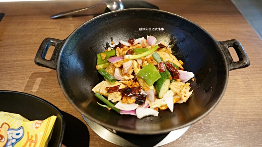 西門打狗霸「一鍋兩吃」新潮吃法，椒香辣子雞與花雕雞鍋雙重滿足。