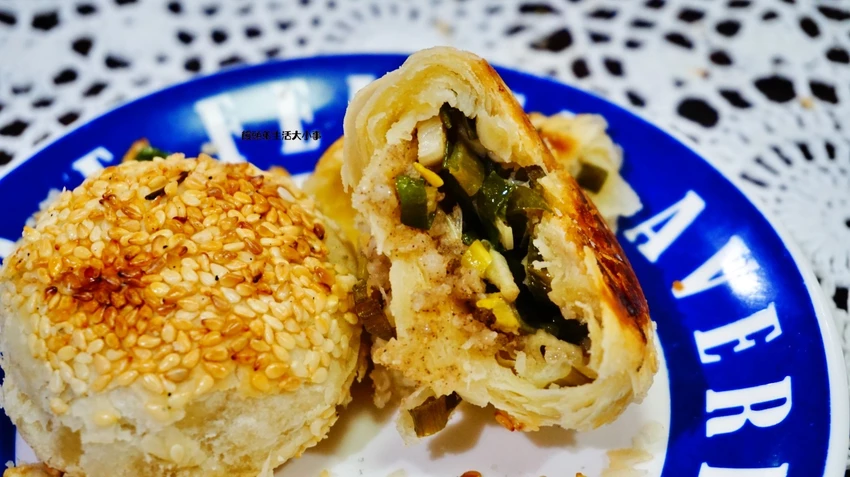 基隆巷弄銅板美食神級小吃!阿國碳烤燒餅$15元起,每日下午開賣大排長龍。