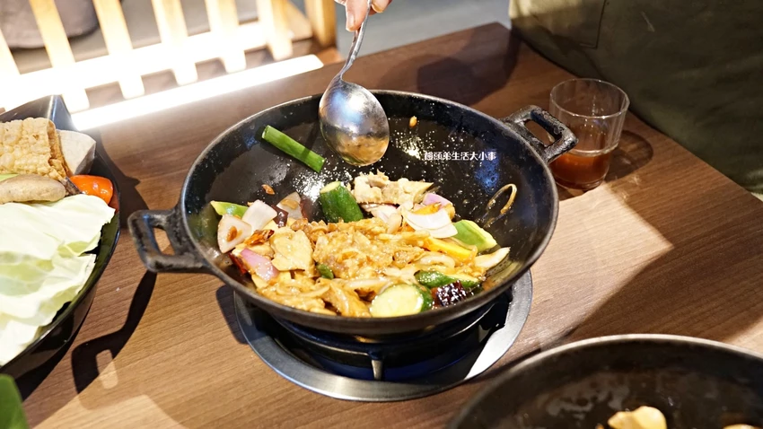 西門打狗霸「一鍋兩吃」新潮吃法，椒香辣子雞與花雕雞鍋雙重滿足。