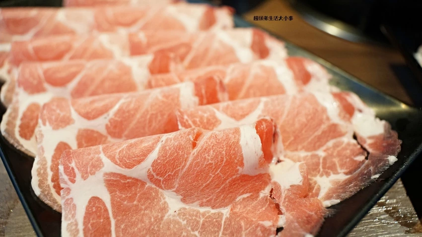 西門打狗霸「一鍋兩吃」新潮吃法，椒香辣子雞與花雕雞鍋雙重滿足。