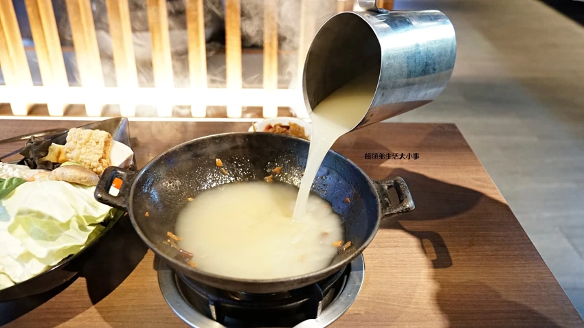 西門打狗霸「一鍋兩吃」新潮吃法，椒香辣子雞與花雕雞鍋雙重滿足。