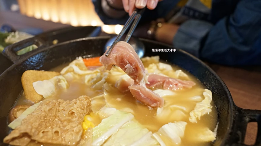 西門打狗霸「一鍋兩吃」新潮吃法，椒香辣子雞與花雕雞鍋雙重滿足。