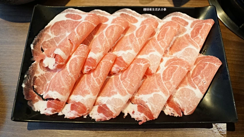 西門打狗霸「一鍋兩吃」新潮吃法，椒香辣子雞與花雕雞鍋雙重滿足。