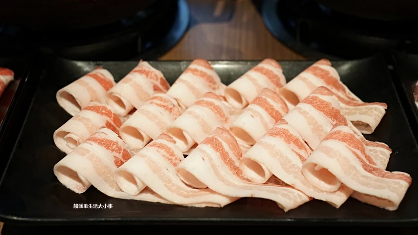 西門打狗霸「一鍋兩吃」新潮吃法，椒香辣子雞與花雕雞鍋雙重滿足。