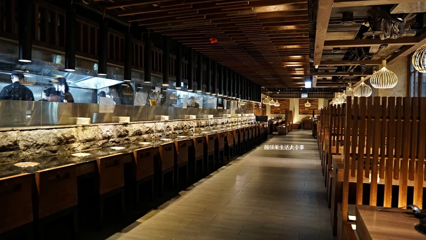 西門打狗霸「一鍋兩吃」新潮吃法，椒香辣子雞與花雕雞鍋雙重滿足。