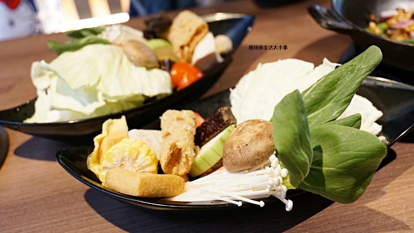 西門打狗霸「一鍋兩吃」新潮吃法，椒香辣子雞與花雕雞鍋雙重滿足。