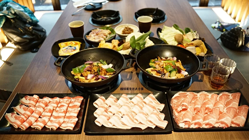 西門打狗霸「一鍋兩吃」新潮吃法，椒香辣子雞與花雕雞鍋雙重滿足。