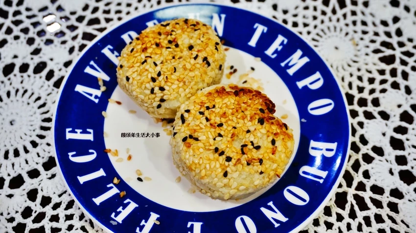 基隆巷弄銅板美食神級小吃!阿國碳烤燒餅$15元起,每日下午開賣大排長龍。