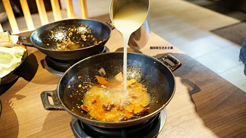 西門打狗霸「一鍋兩吃」新潮吃法，椒香辣子雞與花雕雞鍋雙重滿足。