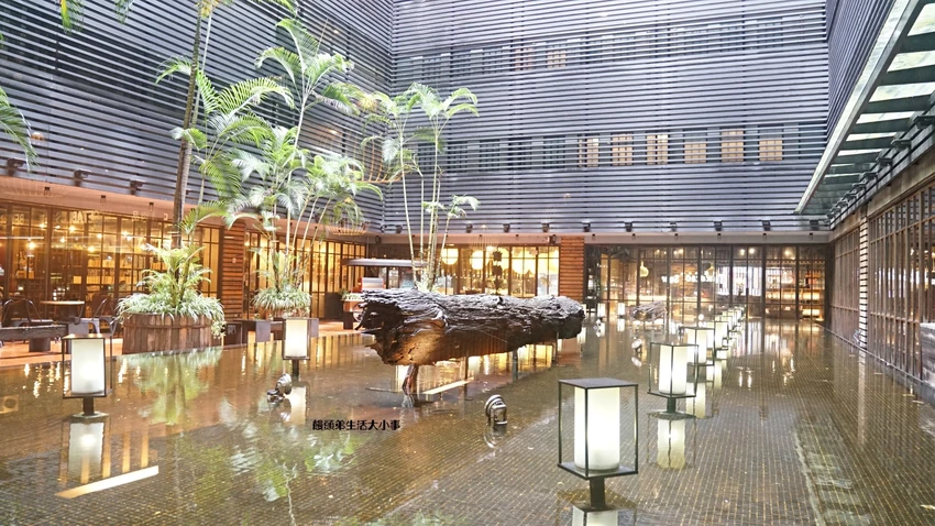 西門打狗霸「一鍋兩吃」新潮吃法，椒香辣子雞與花雕雞鍋雙重滿足。