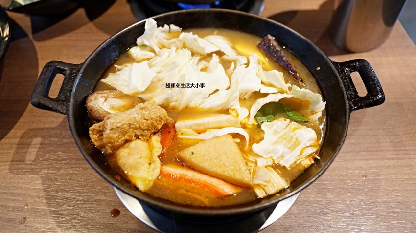 西門打狗霸「一鍋兩吃」新潮吃法，椒香辣子雞與花雕雞鍋雙重滿足。