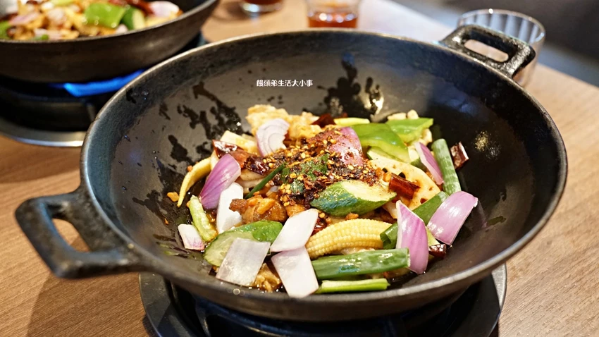 西門打狗霸「一鍋兩吃」新潮吃法，椒香辣子雞與花雕雞鍋雙重滿足。