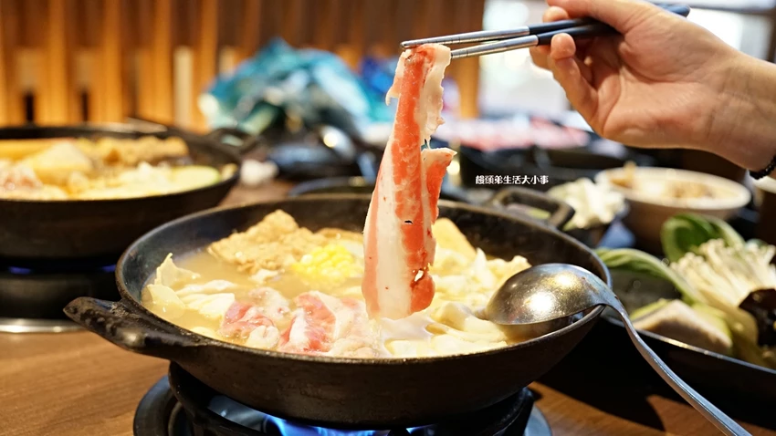 西門打狗霸「一鍋兩吃」新潮吃法，椒香辣子雞與花雕雞鍋雙重滿足。