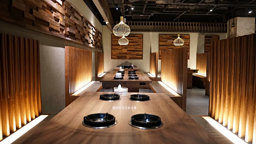 西門打狗霸「一鍋兩吃」新潮吃法，椒香辣子雞與花雕雞鍋雙重滿足。