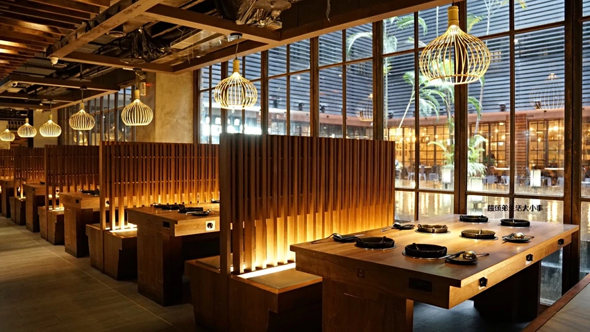 西門打狗霸「一鍋兩吃」新潮吃法，椒香辣子雞與花雕雞鍋雙重滿足。