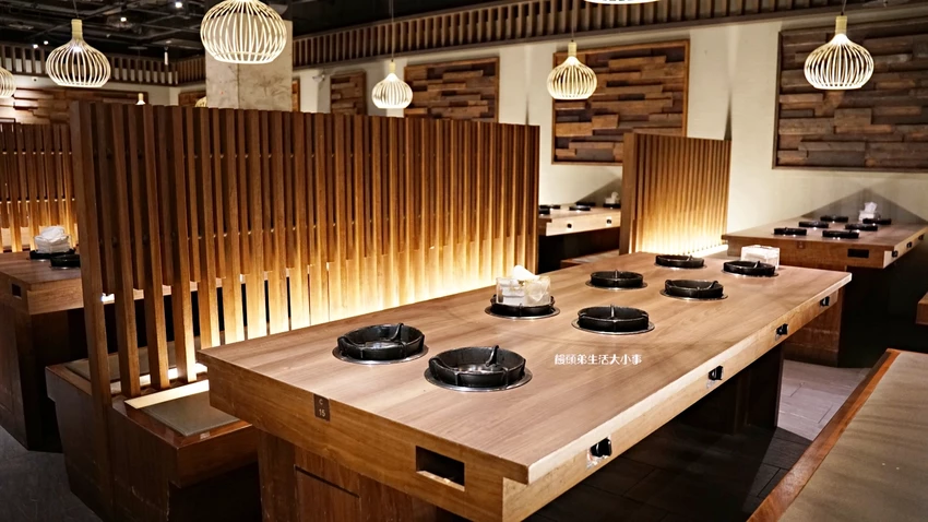 西門打狗霸「一鍋兩吃」新潮吃法，椒香辣子雞與花雕雞鍋雙重滿足。