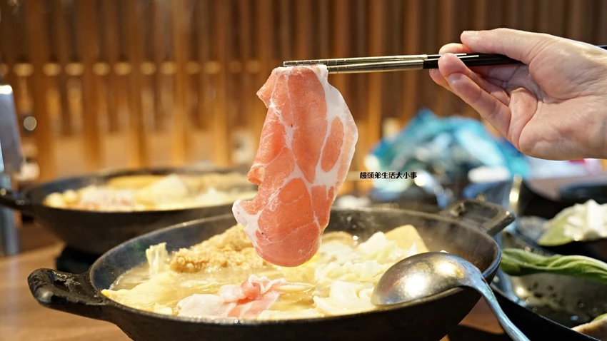 西門打狗霸「一鍋兩吃」新潮吃法，椒香辣子雞與花雕雞鍋雙重滿足。