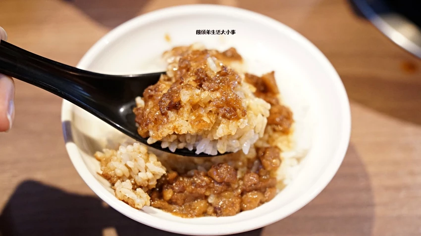 西門打狗霸「一鍋兩吃」新潮吃法，椒香辣子雞與花雕雞鍋雙重滿足。