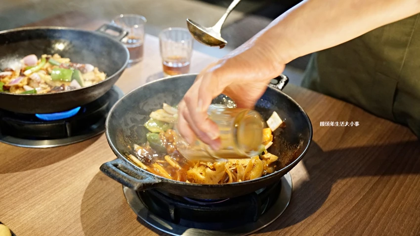 西門打狗霸「一鍋兩吃」新潮吃法，椒香辣子雞與花雕雞鍋雙重滿足。