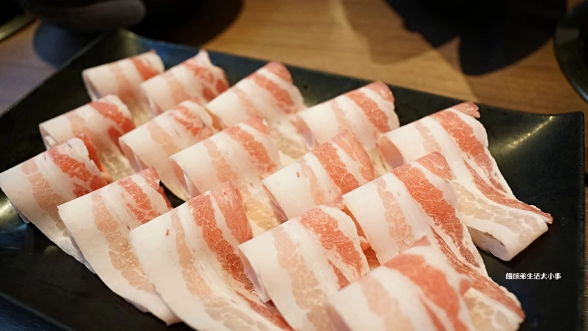 西門打狗霸「一鍋兩吃」新潮吃法，椒香辣子雞與花雕雞鍋雙重滿足。