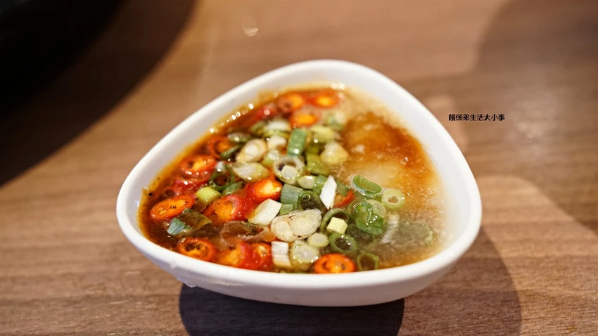 西門打狗霸「一鍋兩吃」新潮吃法，椒香辣子雞與花雕雞鍋雙重滿足。