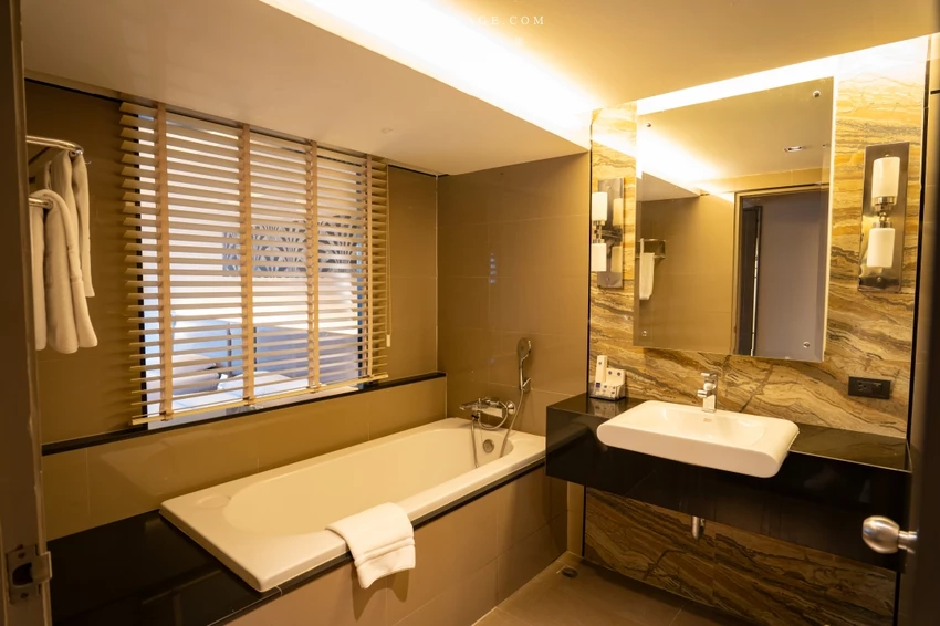 曼谷高CP值住宿！皇家本佳大酒店，市景豪華房坐擁180度夜景。