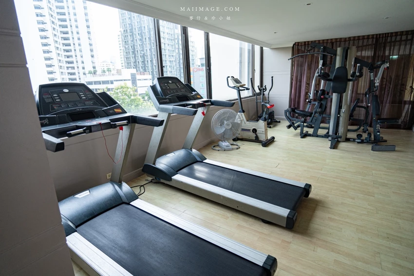 曼谷高CP值住宿！皇家本佳大酒店，市景豪華房坐擁180度夜景。