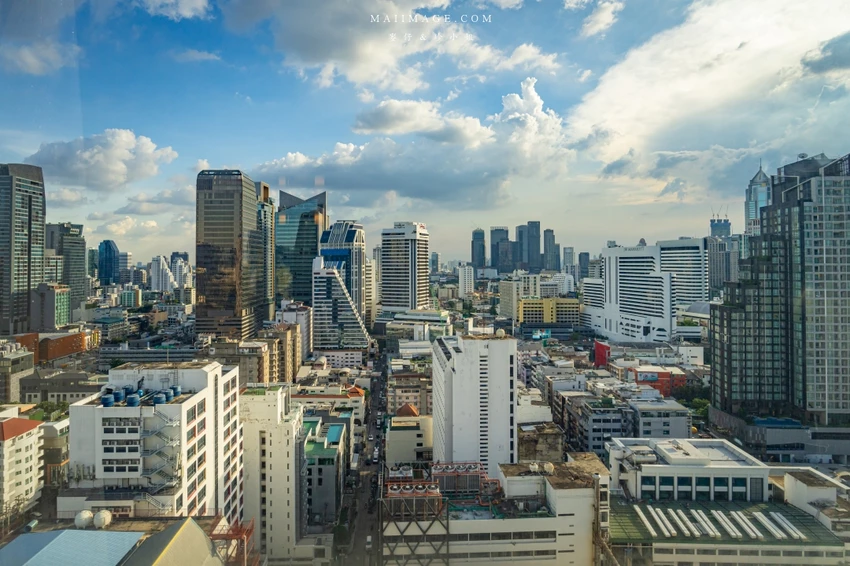 曼谷高CP值住宿！皇家本佳大酒店，市景豪華房坐擁180度夜景。