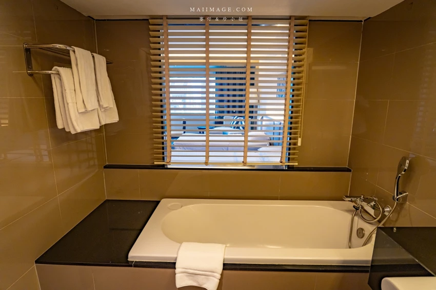 曼谷高CP值住宿！皇家本佳大酒店，市景豪華房坐擁180度夜景。