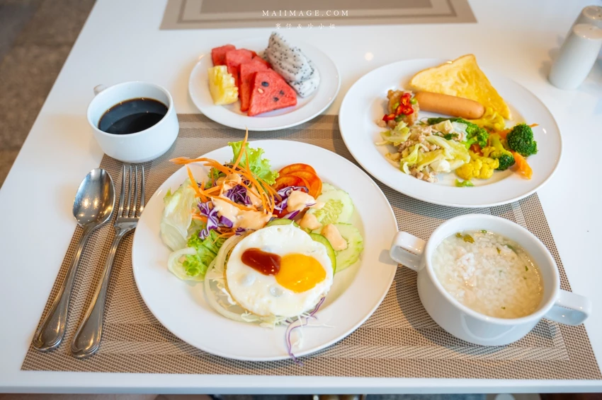 曼谷高CP值住宿！皇家本佳大酒店，市景豪華房坐擁180度夜景。