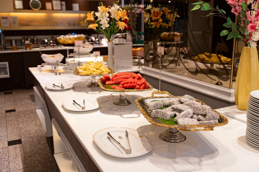 曼谷高CP值住宿！皇家本佳大酒店，市景豪華房坐擁180度夜景。