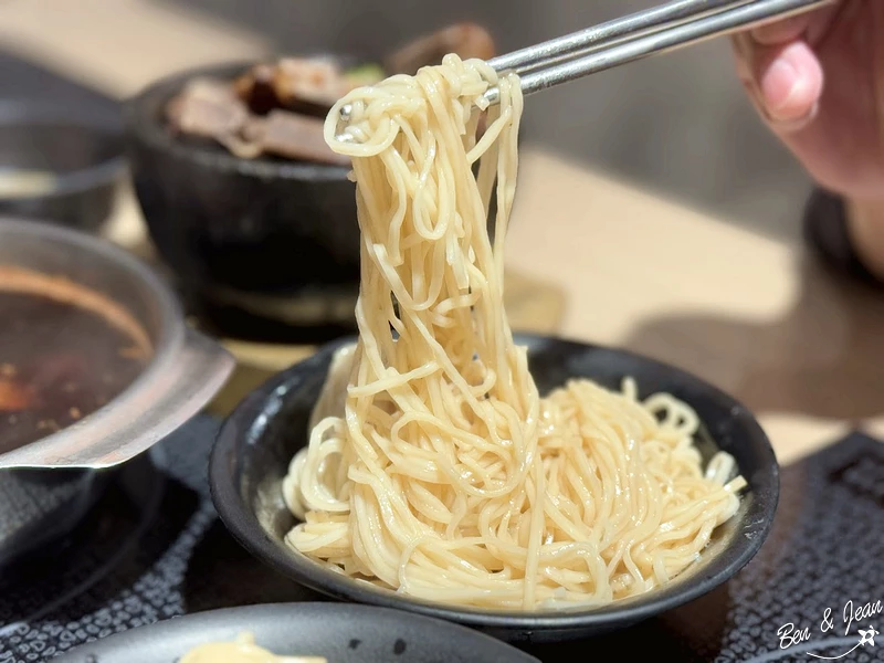 【不一羊一碗小羊肉】人氣必點紅燒羊肉湯， 湯頭內用可免費喝到飽