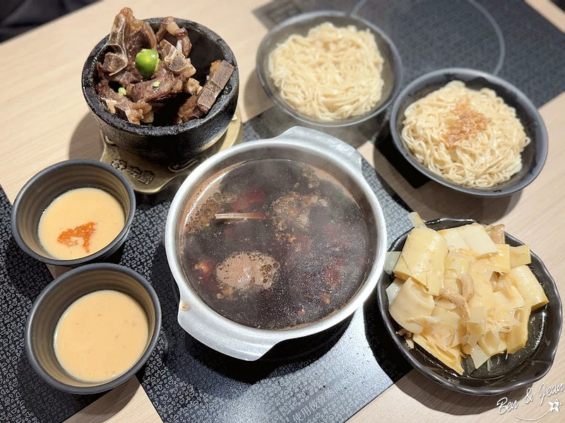 【不一羊一碗小羊肉】人氣必點紅燒羊肉湯， 湯頭內用可免費喝到飽