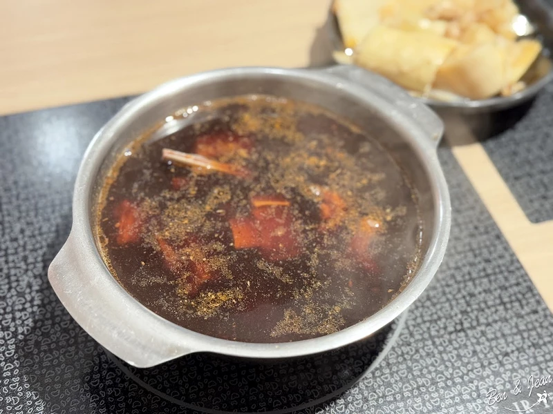 【不一羊一碗小羊肉】人氣必點紅燒羊肉湯， 湯頭內用可免費喝到飽
