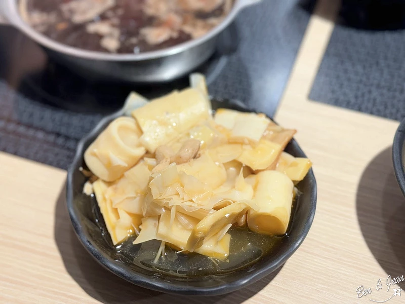 【不一羊一碗小羊肉】人氣必點紅燒羊肉湯， 湯頭內用可免費喝到飽