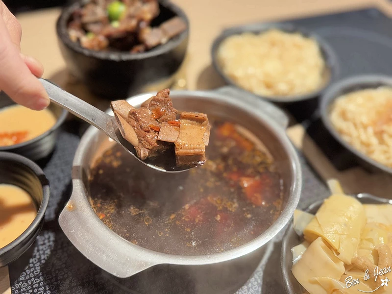 【不一羊一碗小羊肉】人氣必點紅燒羊肉湯， 湯頭內用可免費喝到飽
