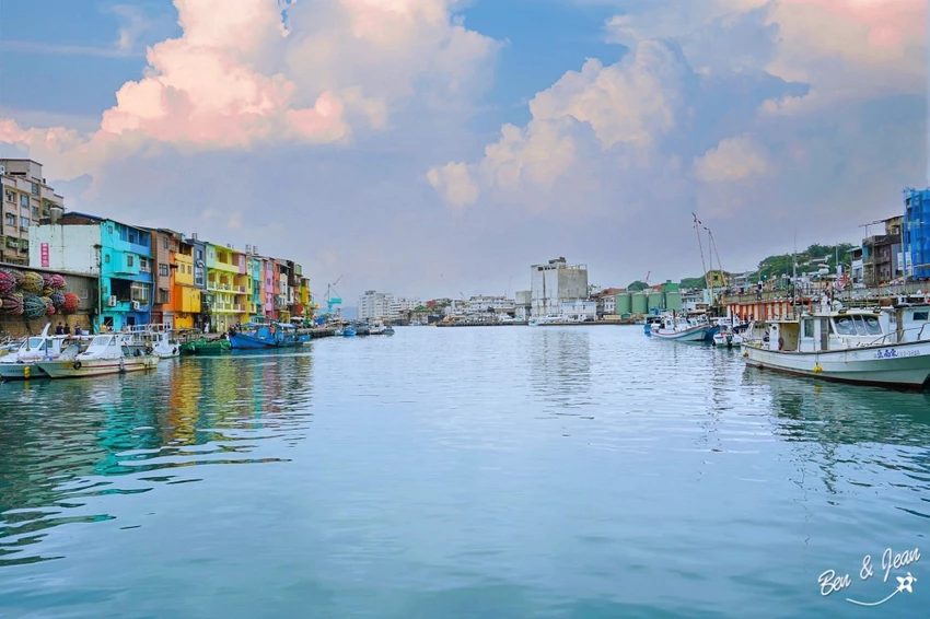 【正濱漁港】基隆必遊景點彩色小漁村、阿根納造船廠，光雕秀～美食餐廳景點一次報給你