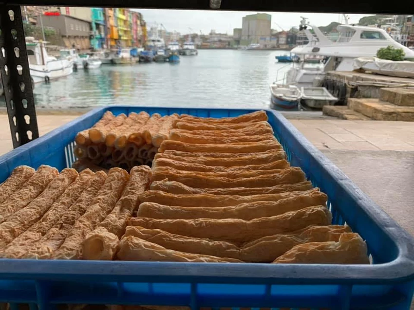 【正濱漁港】基隆必遊景點彩色小漁村、阿根納造船廠，光雕秀～美食餐廳景點一次報給你