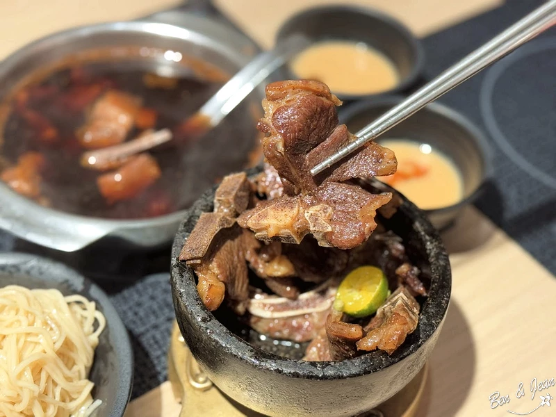 【不一羊一碗小羊肉】人氣必點紅燒羊肉湯， 湯頭內用可免費喝到飽