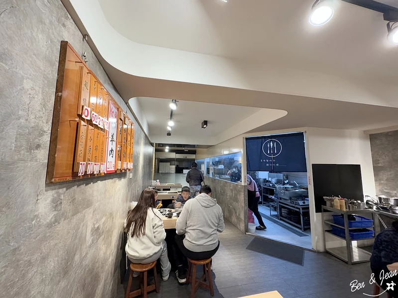 【不一羊一碗小羊肉】人氣必點紅燒羊肉湯， 湯頭內用可免費喝到飽