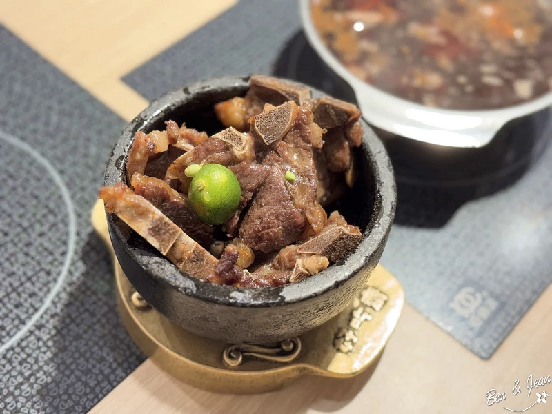 【不一羊一碗小羊肉】人氣必點紅燒羊肉湯， 湯頭內用可免費喝到飽