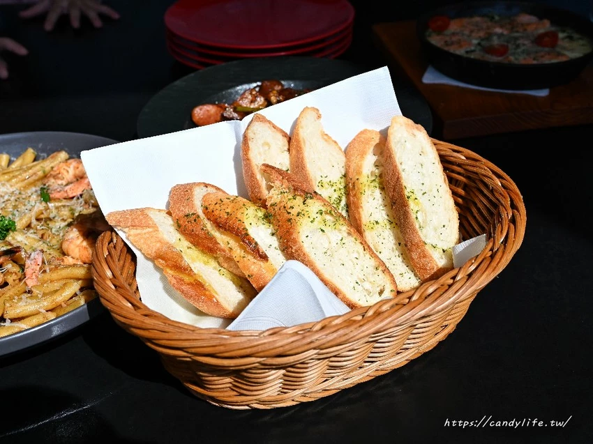 ABV閣樓餐酒館板橋府中店｜隱身在高樓中歐陸餐酒館，主打多款特造型義大利麵，尾牙春酒優惠開跑 - 糖糖's...