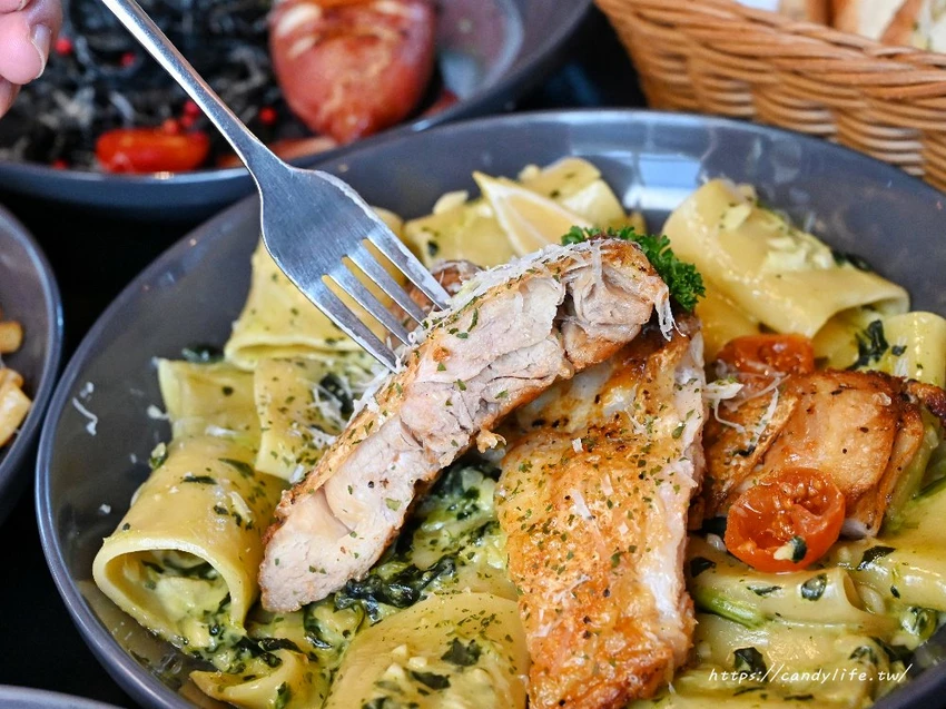 ABV閣樓餐酒館板橋府中店｜隱身在高樓中歐陸餐酒館，主打多款特造型義大利麵，尾牙春酒優惠開跑 - 糖糖's...