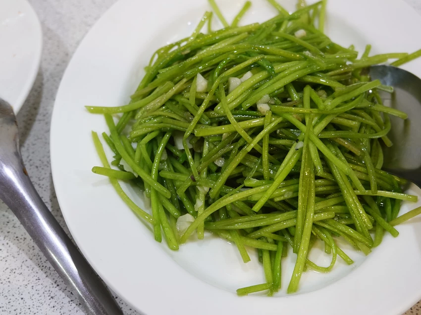 新北淡水—哈囉川味｜人均三百高性價比熱炒 料多實在百元炒飯炒麵必點｜沙崙路、沙崙夜市、滬尾砲台、漁人碼