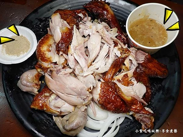 沾佐雞油與胡椒很夠味-雞老闆桶仔雞萬隆店.jpg