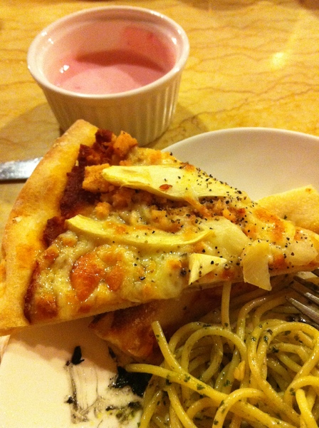 woodstone 木石餐廳：吃到飽的義大利麵PIZZA及炸物不錯~但~挑嘴朋友應該不會愛~